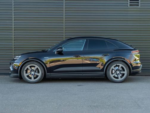 Jet Black 2026 Porsche Macan Macan Electric 4