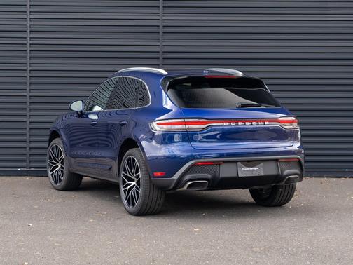 Gentian Blue Metallic 2026 Porsche Macan Macan