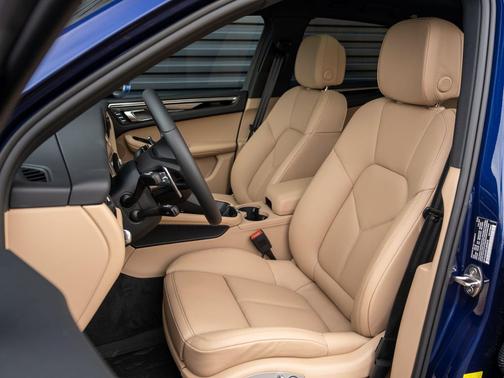 Gentian Blue Metallic 2026 Porsche Macan Macan