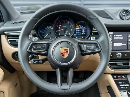 Gentian Blue Metallic 2026 Porsche Macan Macan