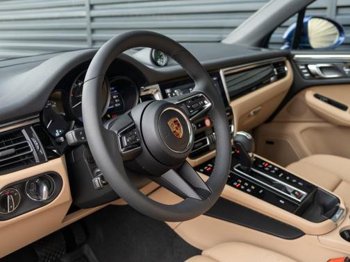 Gentian Blue Metallic 2026 Porsche Macan Macan