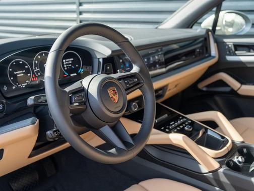 Cashmere Beige Metallic 2026 Porsche Cayenne Cayenne