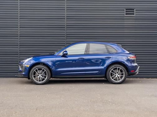 Gentian Blue Metallic 2026 Porsche Macan Macan
