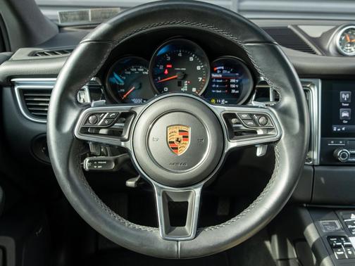 2018 Porsche Macan Base (PDK)