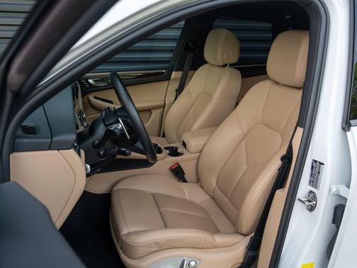 Carrara White 2022 Porsche Macan Macan