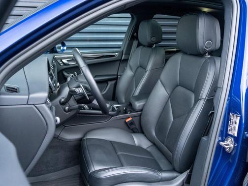 2024 Porsche Macan Base (PDK)