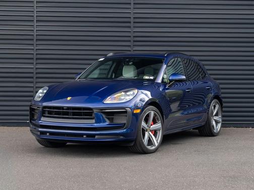 Gentian Blue Metallic 2022 Porsche Macan Macan