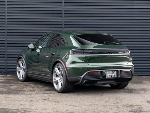 2026 Porsche Macan 4