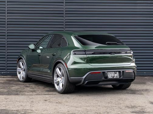 Oak Green Metallic Neo 2026 Porsche Macan Macan Electric 4