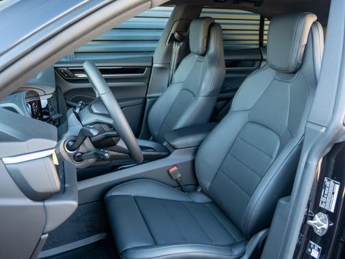 Jet Black 2026 Porsche Macan Macan Electric 4