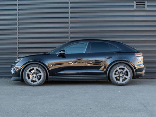 Jet Black 2026 Porsche Macan Macan Electric 4