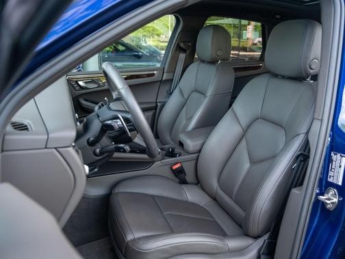 Gentian Blue Metallic 2023 Porsche Macan Macan