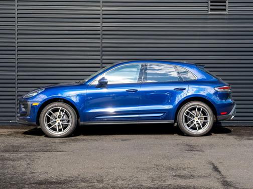Gentian Blue Metallic 2023 Porsche Macan Macan