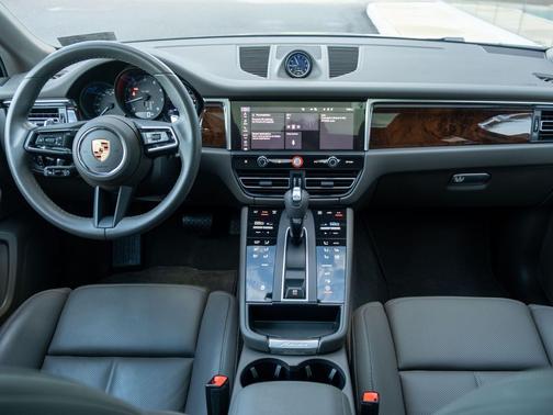 Gentian Blue Metallic 2023 Porsche Macan Macan