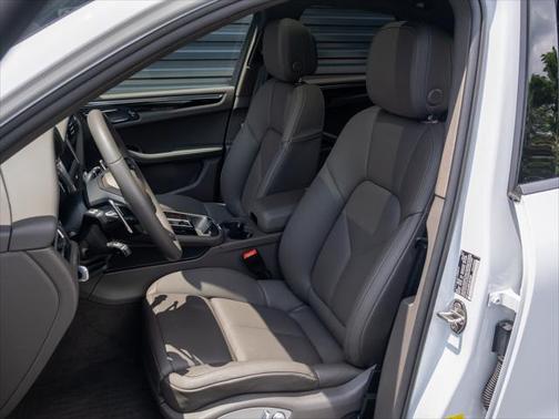 2025 Porsche Macan T