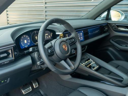 2026 Porsche Macan 4