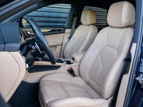 2022 Porsche Macan Base