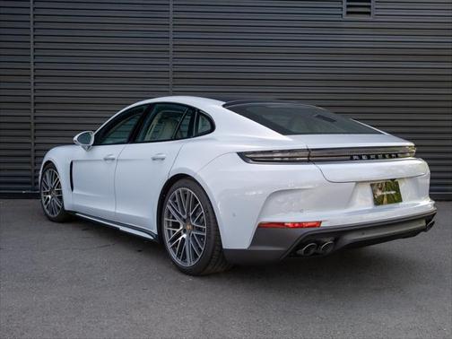 2025 Porsche Panamera 4