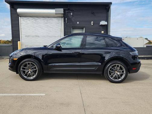 2025 Porsche Macan Base
