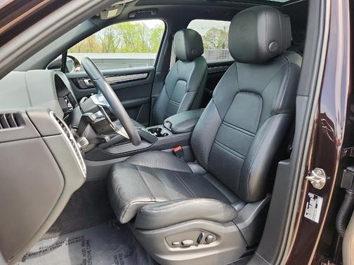 2023 Porsche Cayenne Base (Tiptronic)
