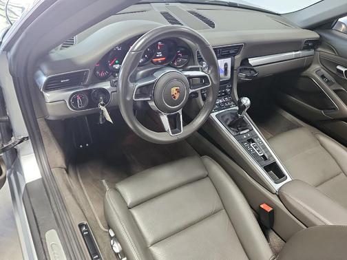 Rhodium Silver 2017 Porsche 911 Carrera