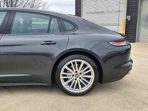 2022 Porsche Panamera 
