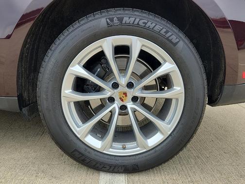 2025 Porsche Macan T