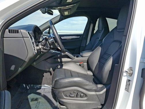 2023 Porsche Cayenne Platinum Edition