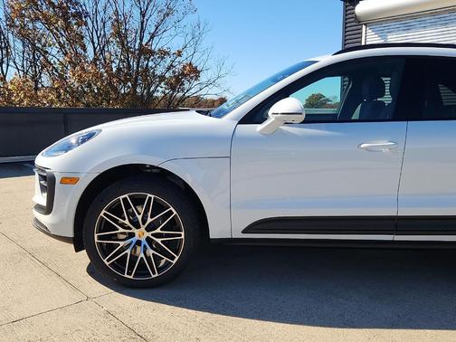 2026 Porsche Macan Base