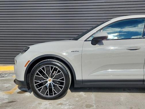 2026 Porsche Macan 4