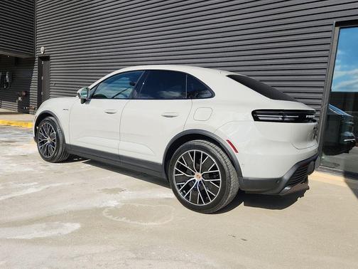 2026 Porsche Macan 4