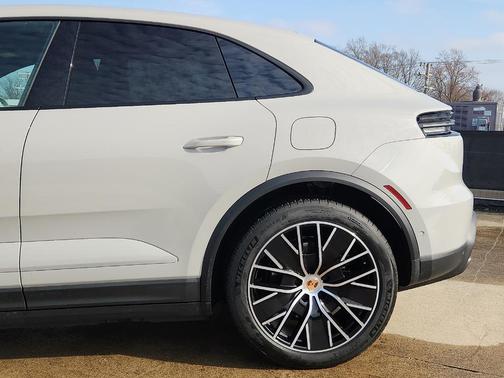 2026 Porsche Macan 4