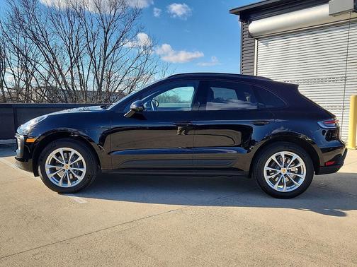 2025 Porsche Macan Base