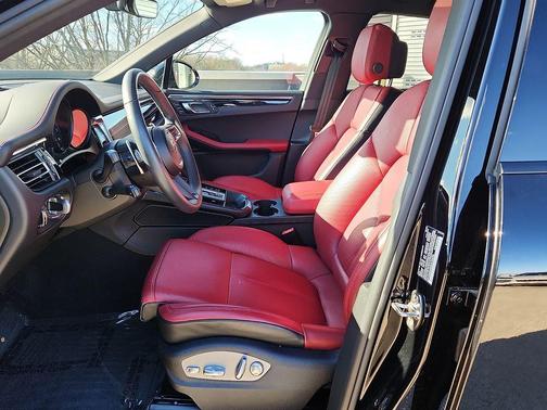 2025 Porsche Macan Base