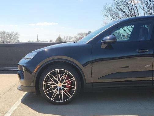 Jet Black Metallic 2025 Porsche Macan 4S