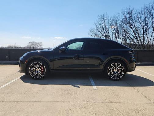 Jet Black Metallic 2025 Porsche Macan 4S