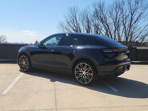 Jet Black Metallic 2025 Porsche Macan 4S