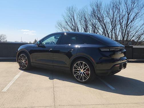 Jet Black Metallic 2025 Porsche Macan 4S