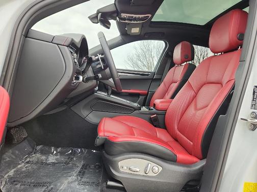 2025 Porsche Macan T