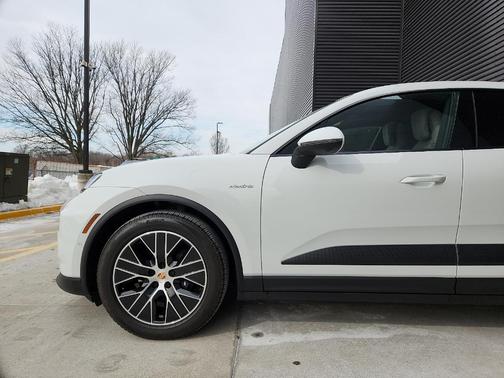 2025 Porsche Macan Base