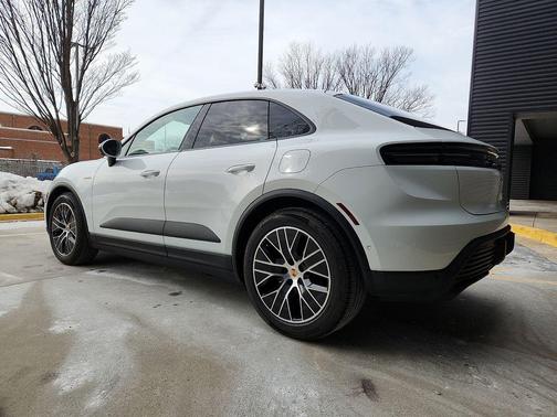 2025 Porsche Macan Base