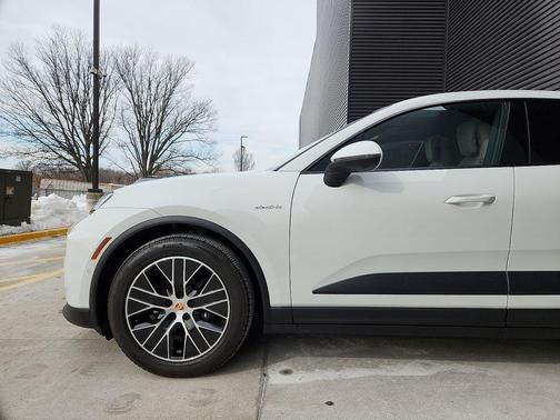 2025 Porsche Macan Base