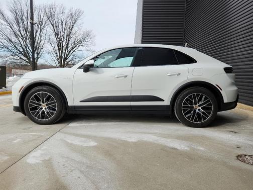 2025 Porsche Macan Base