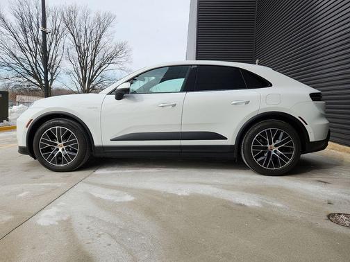 2025 Porsche Macan Base