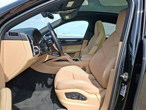 2023 Porsche Cayenne Base (Tiptronic)