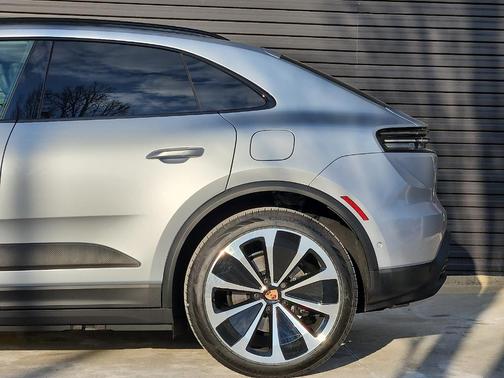 2026 Porsche Macan 4