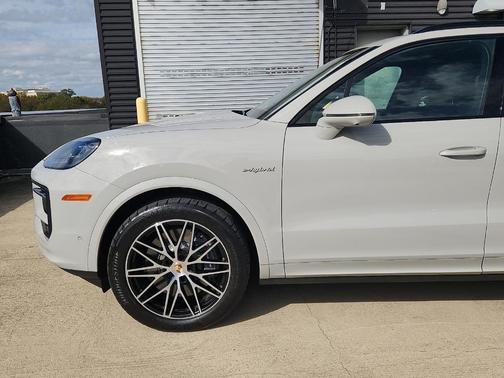 2025 Porsche Cayenne AWD