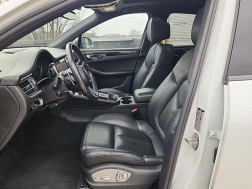 2023 Porsche Macan T