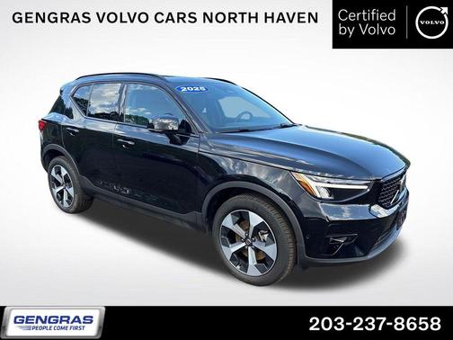 Onyx Black Metallic 2025 Volvo XC40 B5 Plus Dark Theme