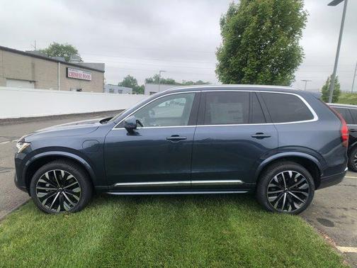 2025 Volvo XC90 Plug-In Hybrid T8 Core 7-Seater